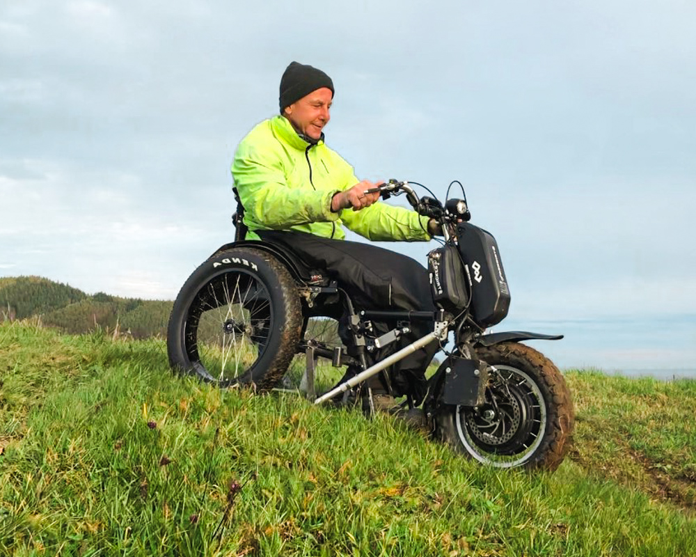 Ein Außendienstler auf abenteuerlicher Crossbike-Probefahrt.